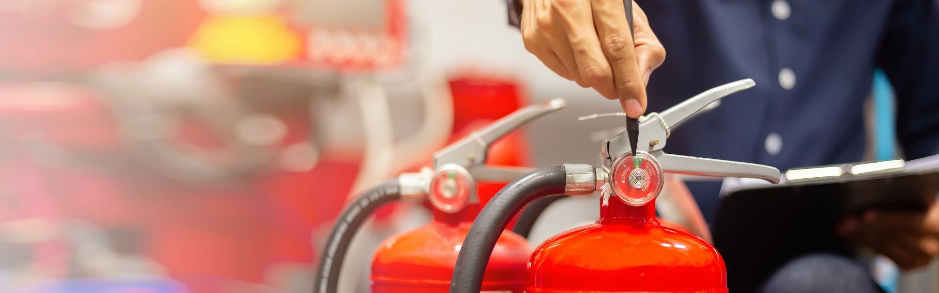Técnico revisando extintores Profuego